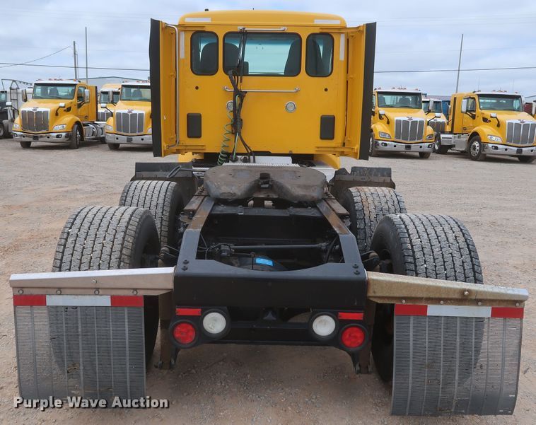 image for item KR9817 2017 Peterbilt 579  semi truck