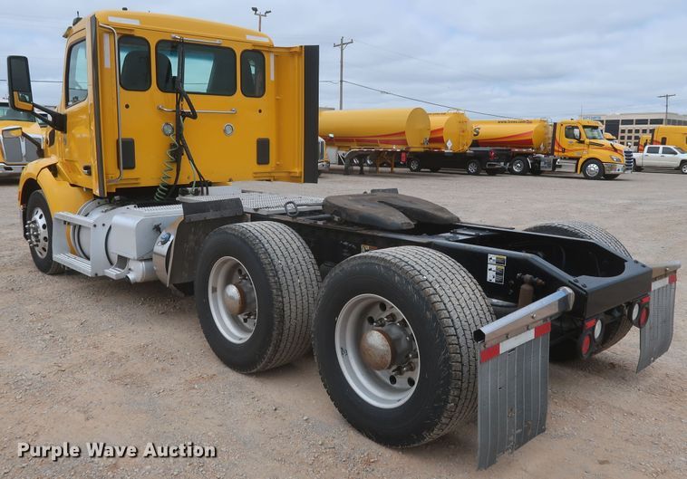 image for item KR9817 2017 Peterbilt 579  semi truck