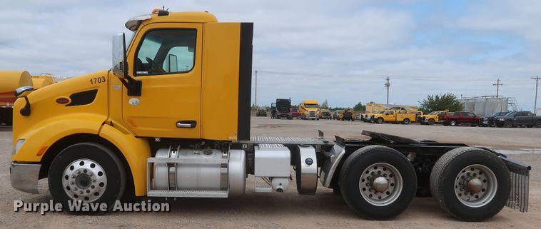 image for item KR9817 2017 Peterbilt 579  semi truck