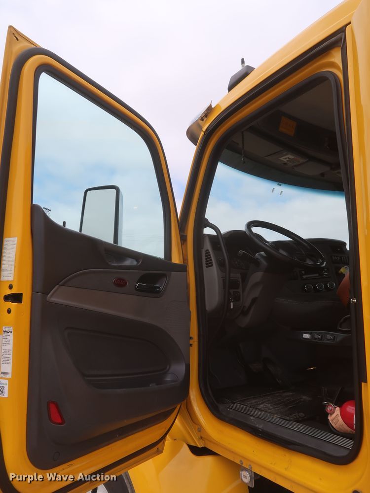 image for item KR9817 2017 Peterbilt 579  semi truck