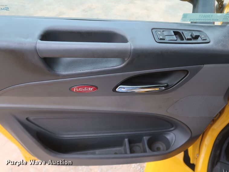 image for item KR9817 2017 Peterbilt 579  semi truck