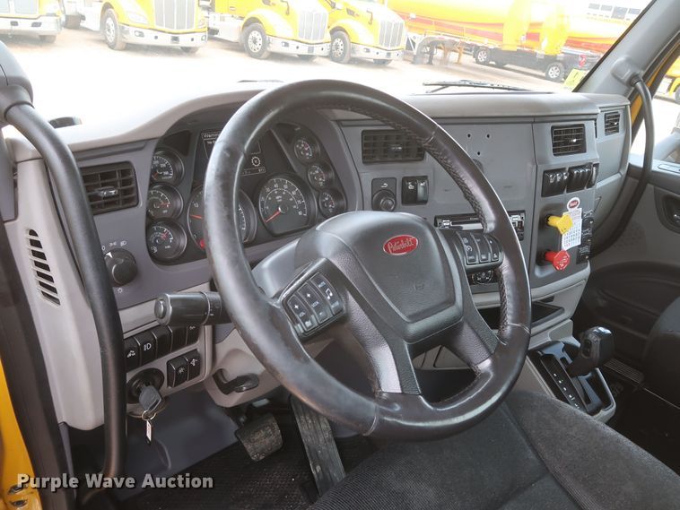image for item KR9817 2017 Peterbilt 579  semi truck