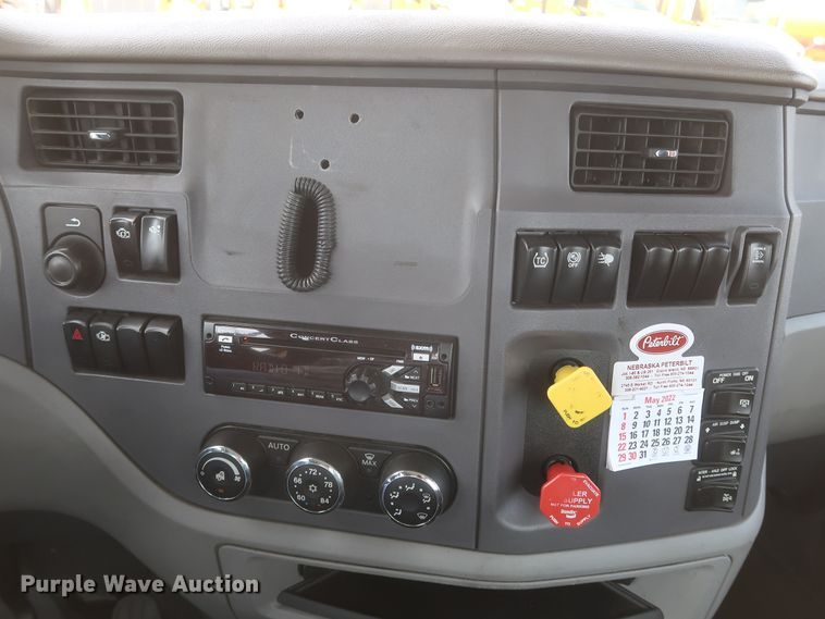 image for item KR9817 2017 Peterbilt 579  semi truck