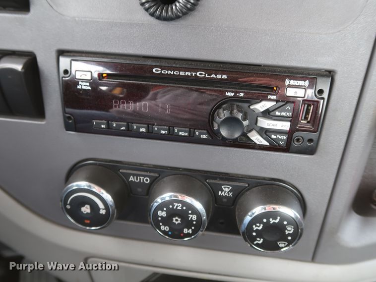 image for item KR9817 2017 Peterbilt 579  semi truck