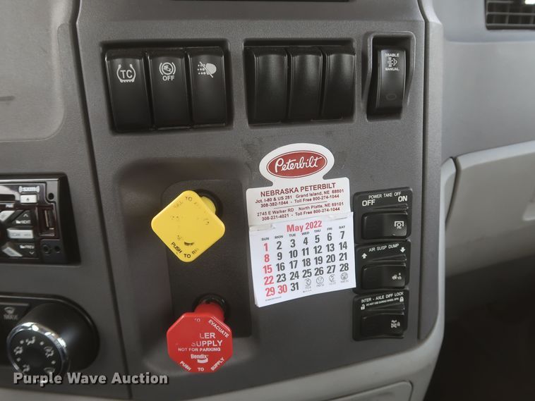 image for item KR9817 2017 Peterbilt 579  semi truck