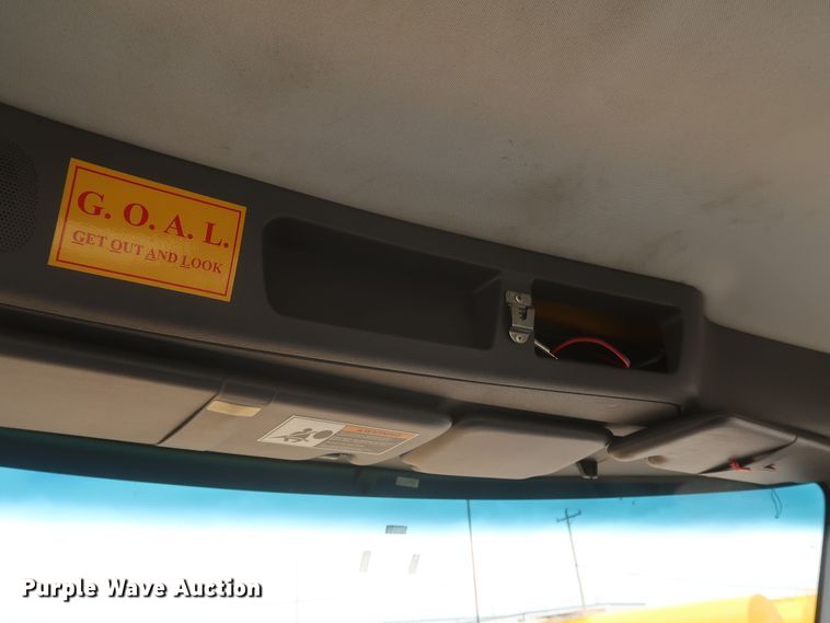 image for item KR9817 2017 Peterbilt 579  semi truck