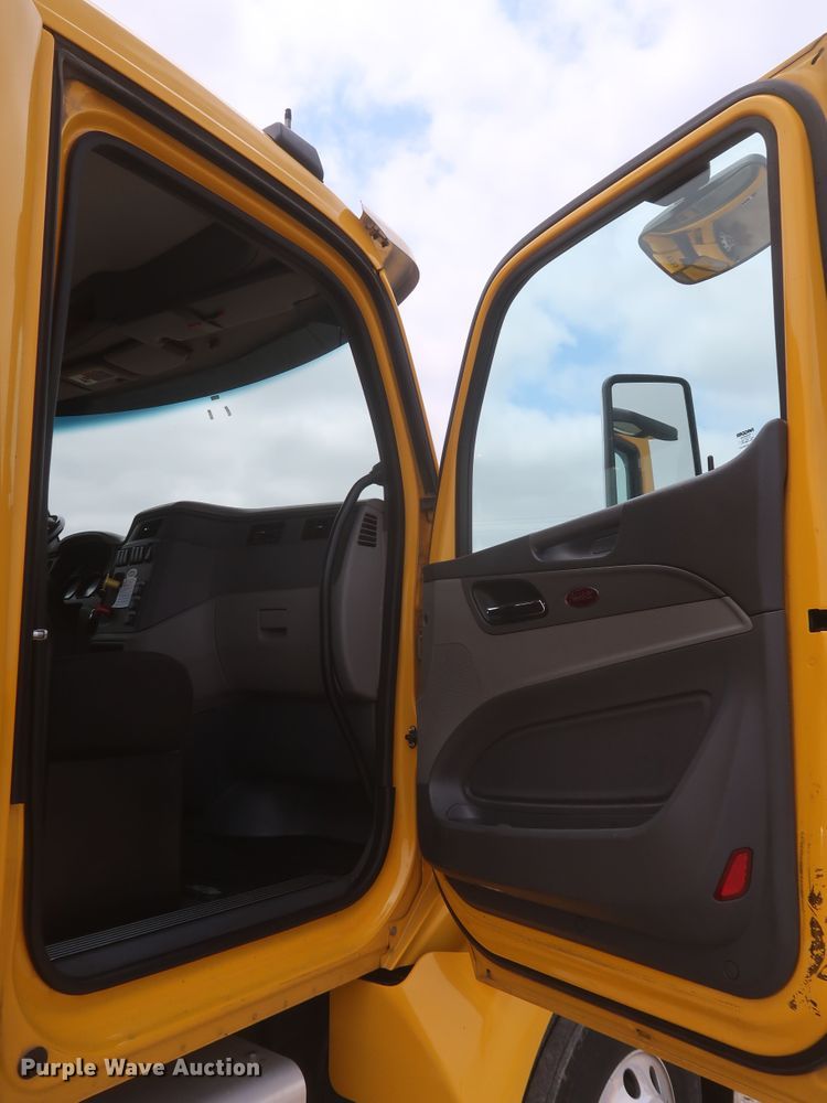 image for item KR9817 2017 Peterbilt 579  semi truck