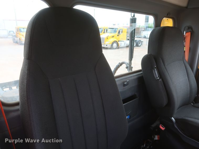 image for item KR9817 2017 Peterbilt 579  semi truck