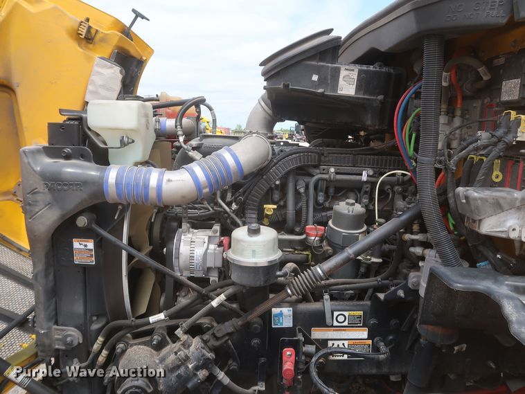 image for item KR9817 2017 Peterbilt 579  semi truck