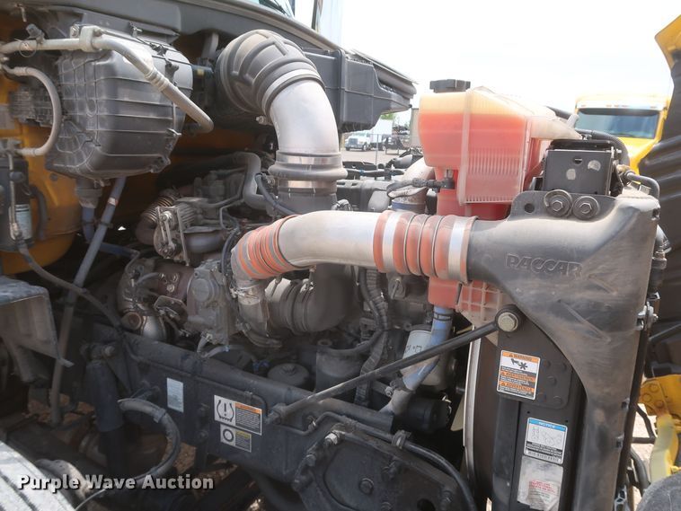 image for item KR9817 2017 Peterbilt 579  semi truck