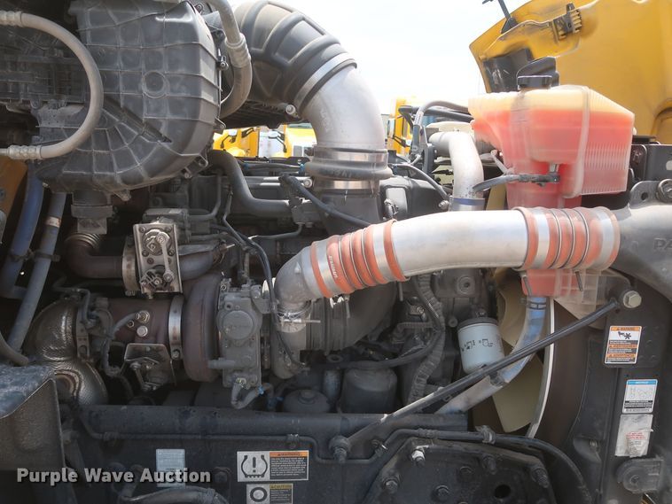 image for item KR9817 2017 Peterbilt 579  semi truck