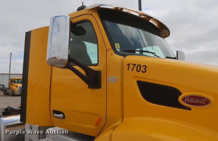 image for item KR9817 2017 Peterbilt 579  semi truck