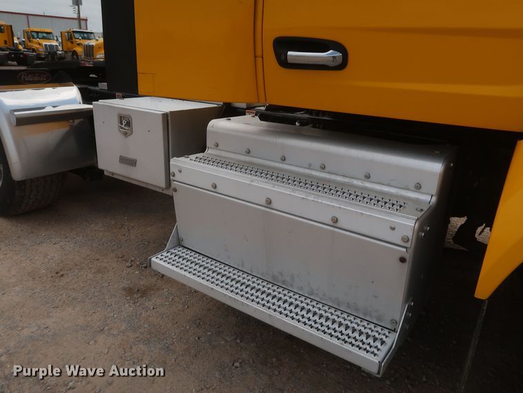 image for item KR9817 2017 Peterbilt 579  semi truck