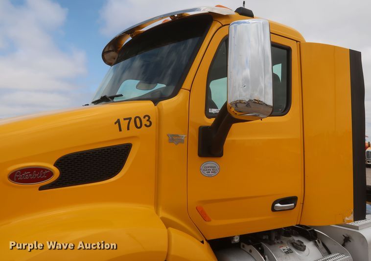 image for item KR9817 2017 Peterbilt 579  semi truck
