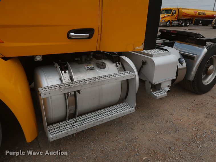 image for item KR9817 2017 Peterbilt 579  semi truck