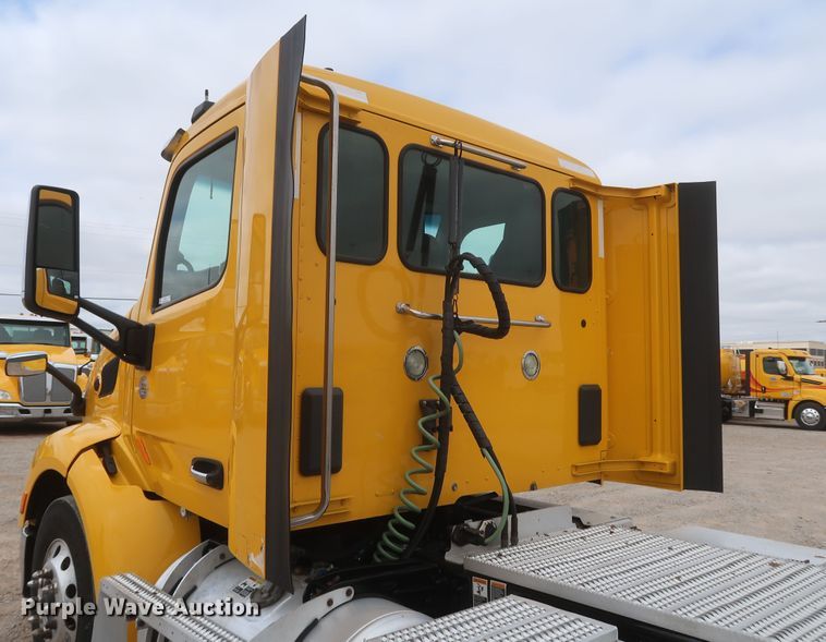 image for item KR9817 2017 Peterbilt 579  semi truck