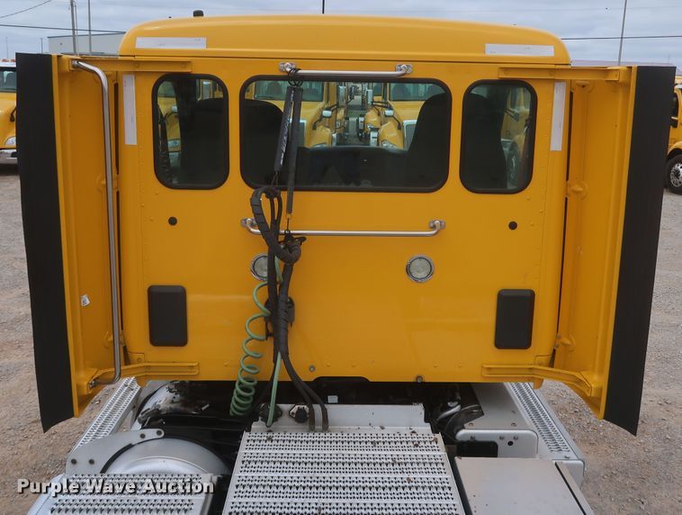 image for item KR9817 2017 Peterbilt 579  semi truck