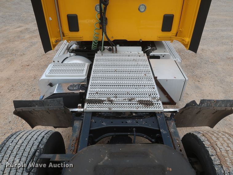 image for item KR9817 2017 Peterbilt 579  semi truck