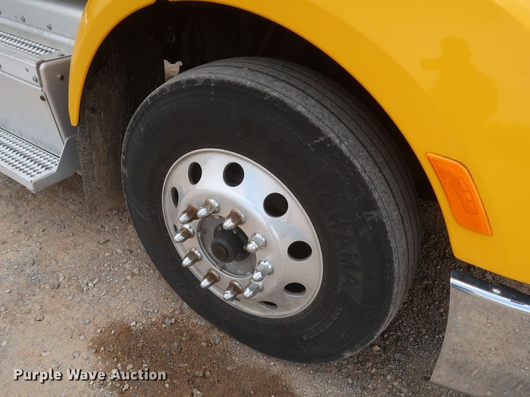 image for item KR9817 2017 Peterbilt 579  semi truck