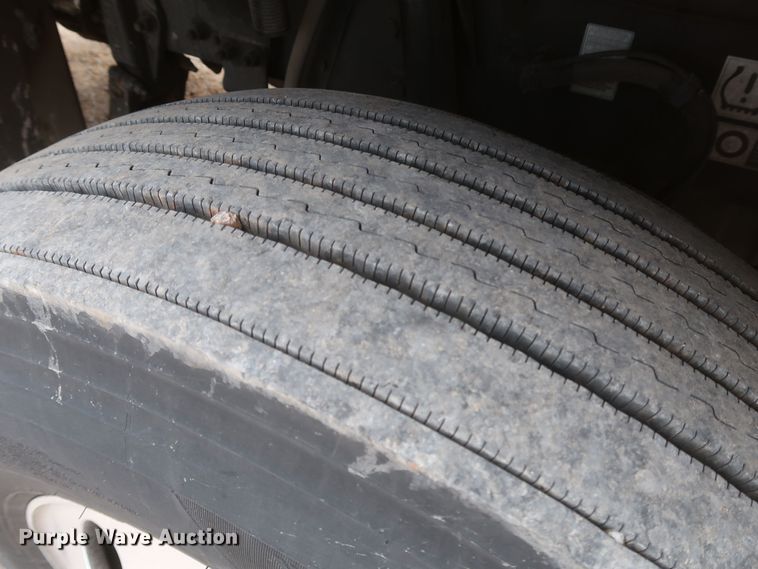 image for item KR9817 2017 Peterbilt 579  semi truck