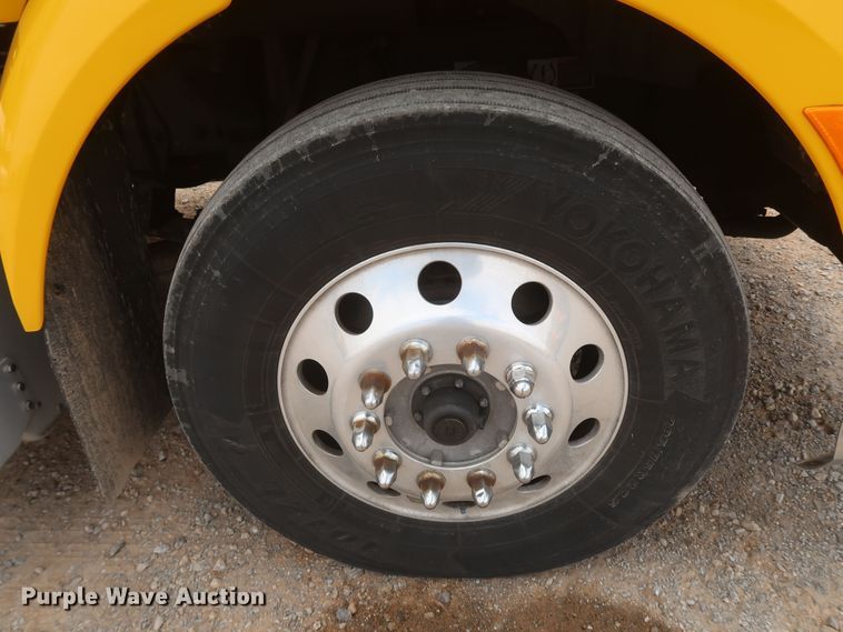 image for item KR9817 2017 Peterbilt 579  semi truck