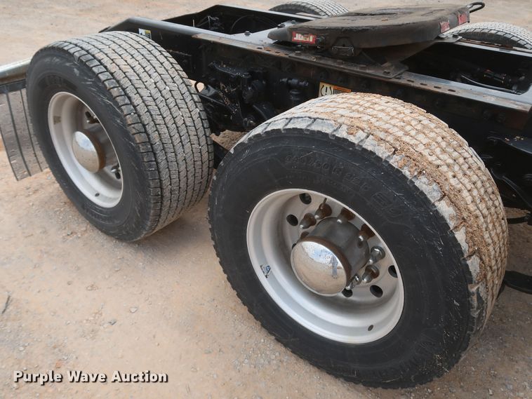 image for item KR9817 2017 Peterbilt 579  semi truck