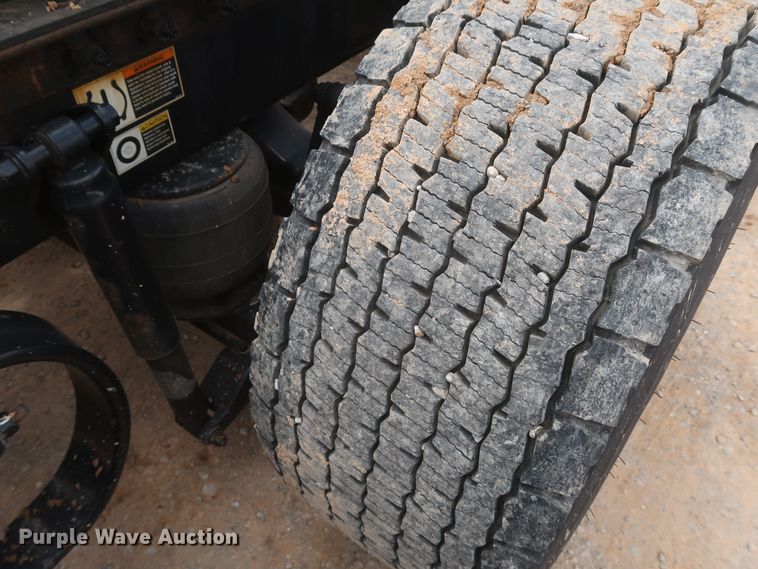 image for item KR9817 2017 Peterbilt 579  semi truck