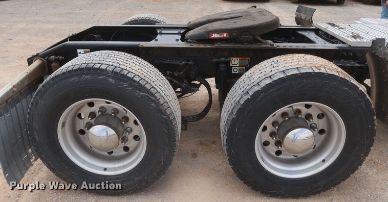 image for item KR9817 2017 Peterbilt 579  semi truck