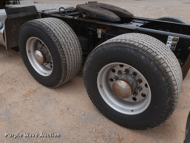 image for item KR9817 2017 Peterbilt 579  semi truck