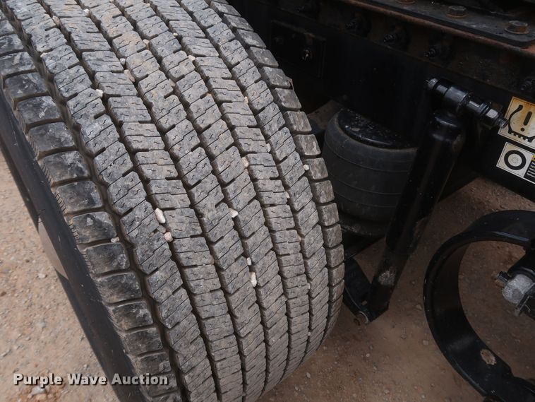 image for item KR9817 2017 Peterbilt 579  semi truck