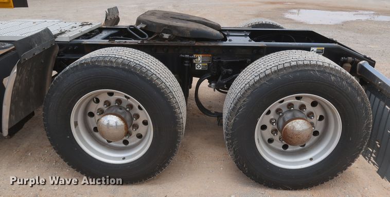 image for item KR9817 2017 Peterbilt 579  semi truck