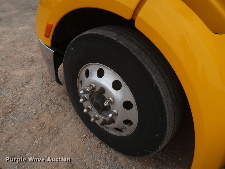 image for item KR9817 2017 Peterbilt 579  semi truck