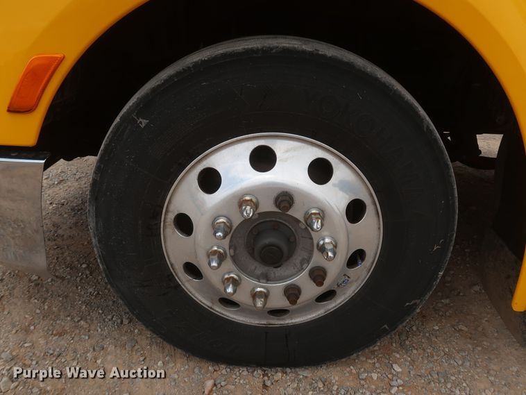 image for item KR9817 2017 Peterbilt 579  semi truck