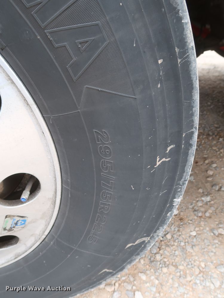 image for item KR9817 2017 Peterbilt 579  semi truck