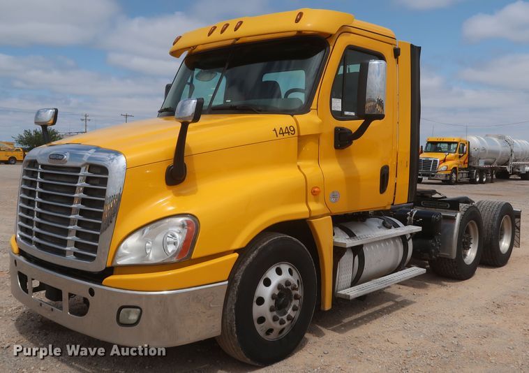 image for item KR9818 2017 Freightliner Cascadia 125  semi truck