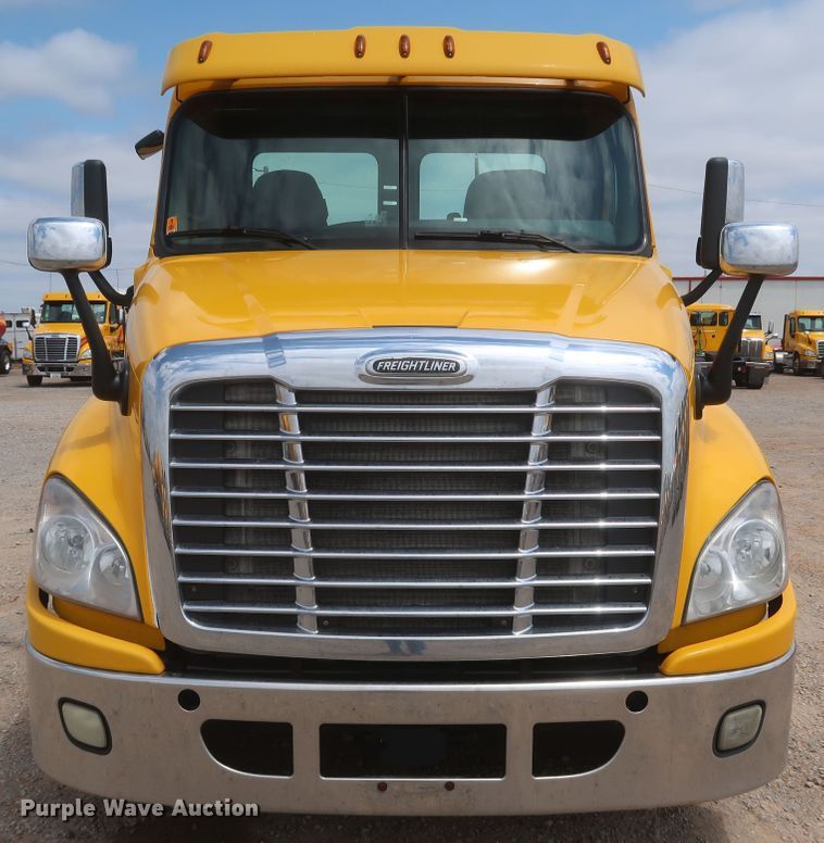 image for item KR9818 2017 Freightliner Cascadia 125  semi truck