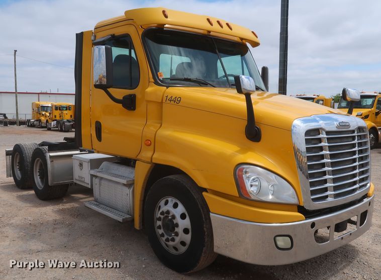 image for item KR9818 2017 Freightliner Cascadia 125  semi truck