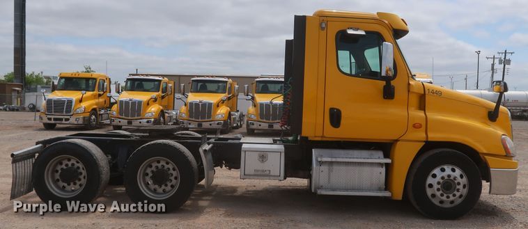 image for item KR9818 2017 Freightliner Cascadia 125  semi truck