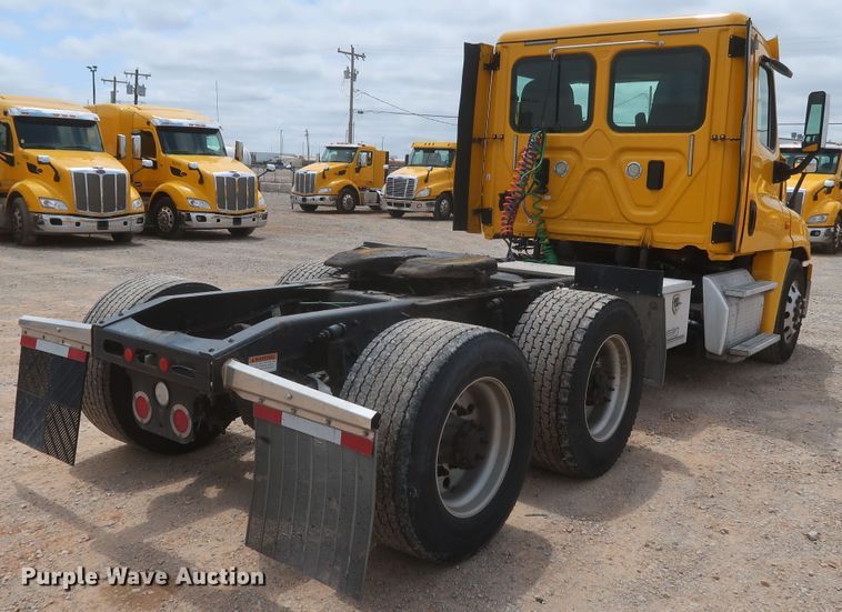 image for item KR9818 2017 Freightliner Cascadia 125  semi truck