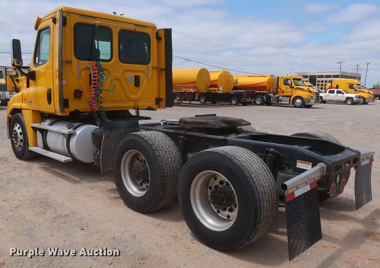 image for item KR9818 2017 Freightliner Cascadia 125  semi truck