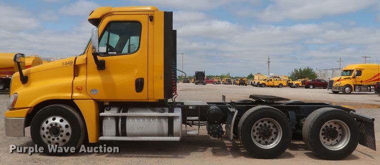 image for item KR9818 2017 Freightliner Cascadia 125  semi truck