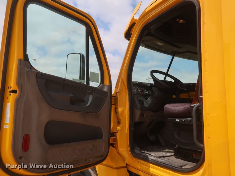 image for item KR9818 2017 Freightliner Cascadia 125  semi truck