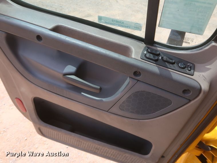 image for item KR9818 2017 Freightliner Cascadia 125  semi truck