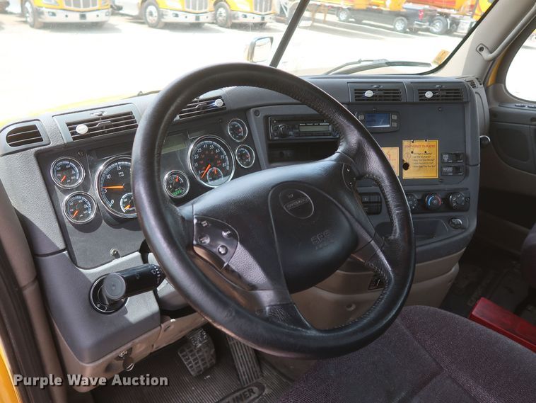 image for item KR9818 2017 Freightliner Cascadia 125  semi truck