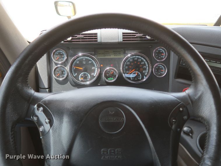 image for item KR9818 2017 Freightliner Cascadia 125  semi truck