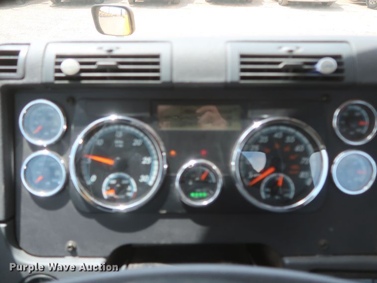 image for item KR9818 2017 Freightliner Cascadia 125  semi truck