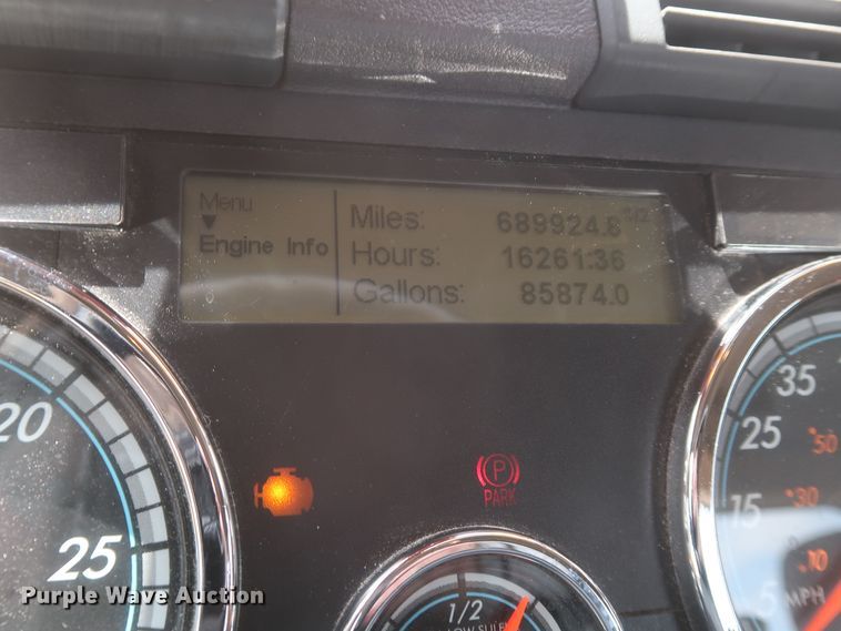 image for item KR9818 2017 Freightliner Cascadia 125  semi truck