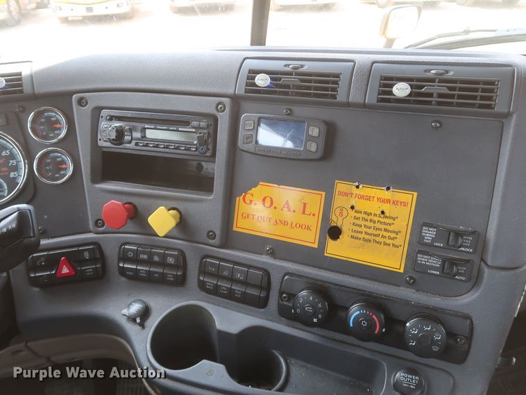 image for item KR9818 2017 Freightliner Cascadia 125  semi truck