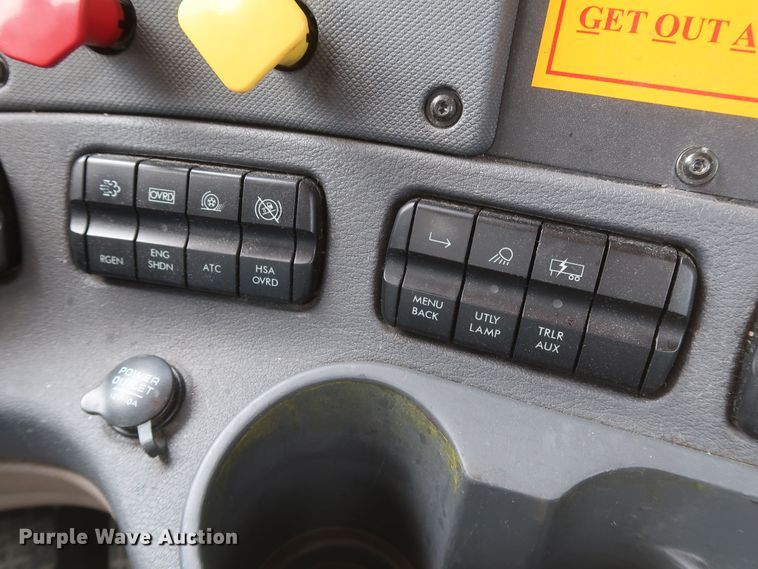 image for item KR9818 2017 Freightliner Cascadia 125  semi truck