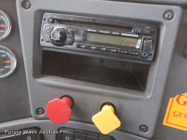 image for item KR9818 2017 Freightliner Cascadia 125  semi truck